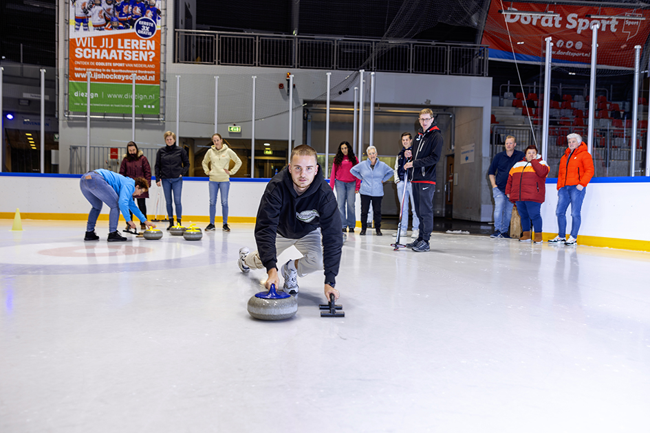 Bedrijfsuitje IJsbaan bij een Optisport locatie, plezier maken met een groep op de schaatsbaan.