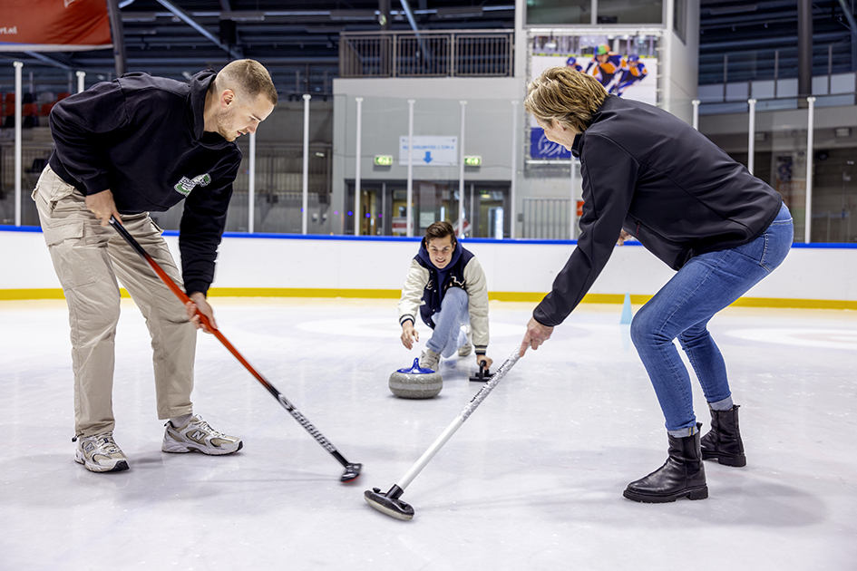 Bedrijfsuitje IJsbaan bij een Optisport locatie, plezier maken met een groep op de schaatsbaan met curling..