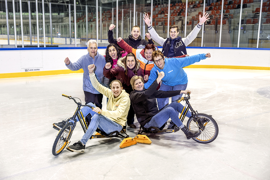 Bedrijfsuitje IJsbaan bij een Optisport locatie, plezier maken met een groep op de schaatsbaan.