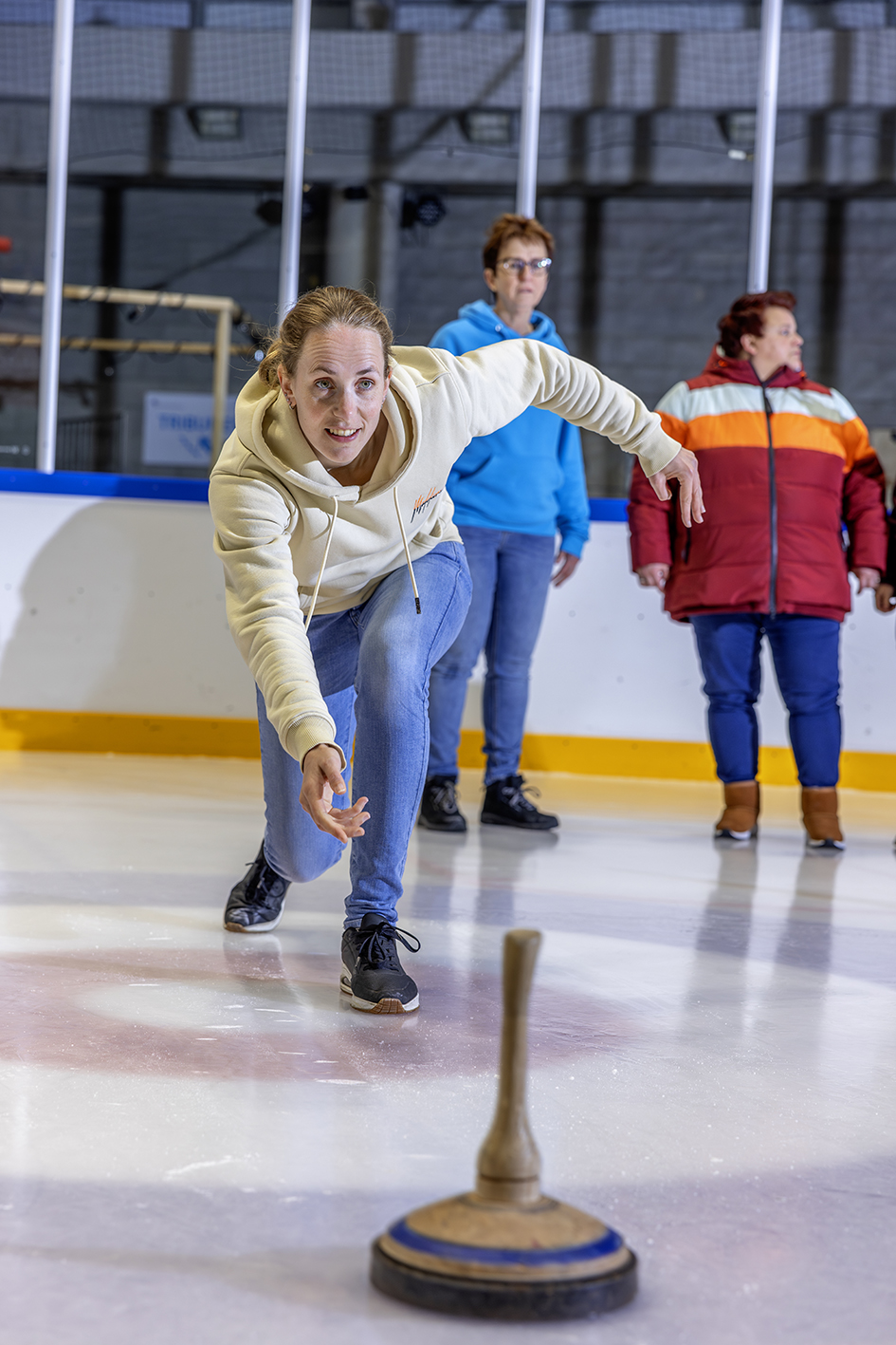 Bedrijfsuitje IJsbaan bij een Optisport locatie, plezier maken met een groep op de schaatsbaan met curling..