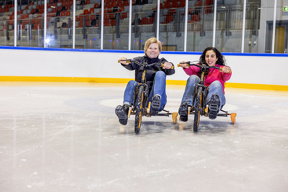 Bedrijfsuitje IJsbaan bij een Optisport locatie, plezier maken met een groep op de schaatsbaan.