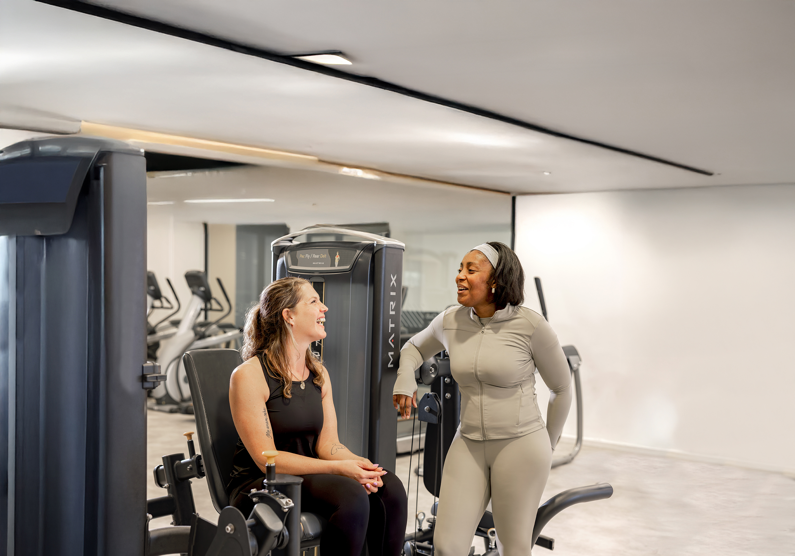 Fitness bij optisport 2 vrouwen bij apparaat