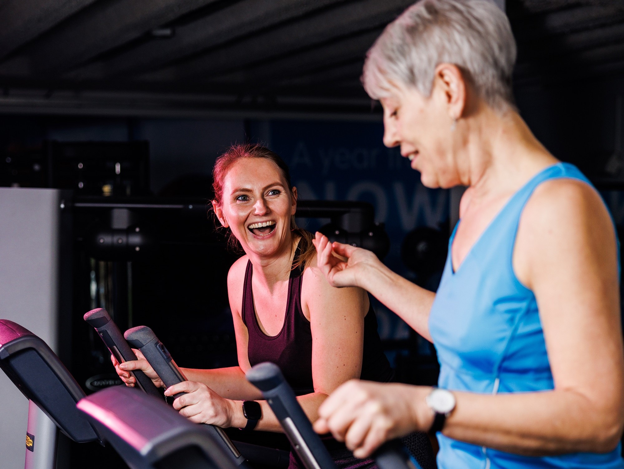 Twee vrouwen sporten samen tijdens Vrij Fitness op een van de locaties van Optisport. 