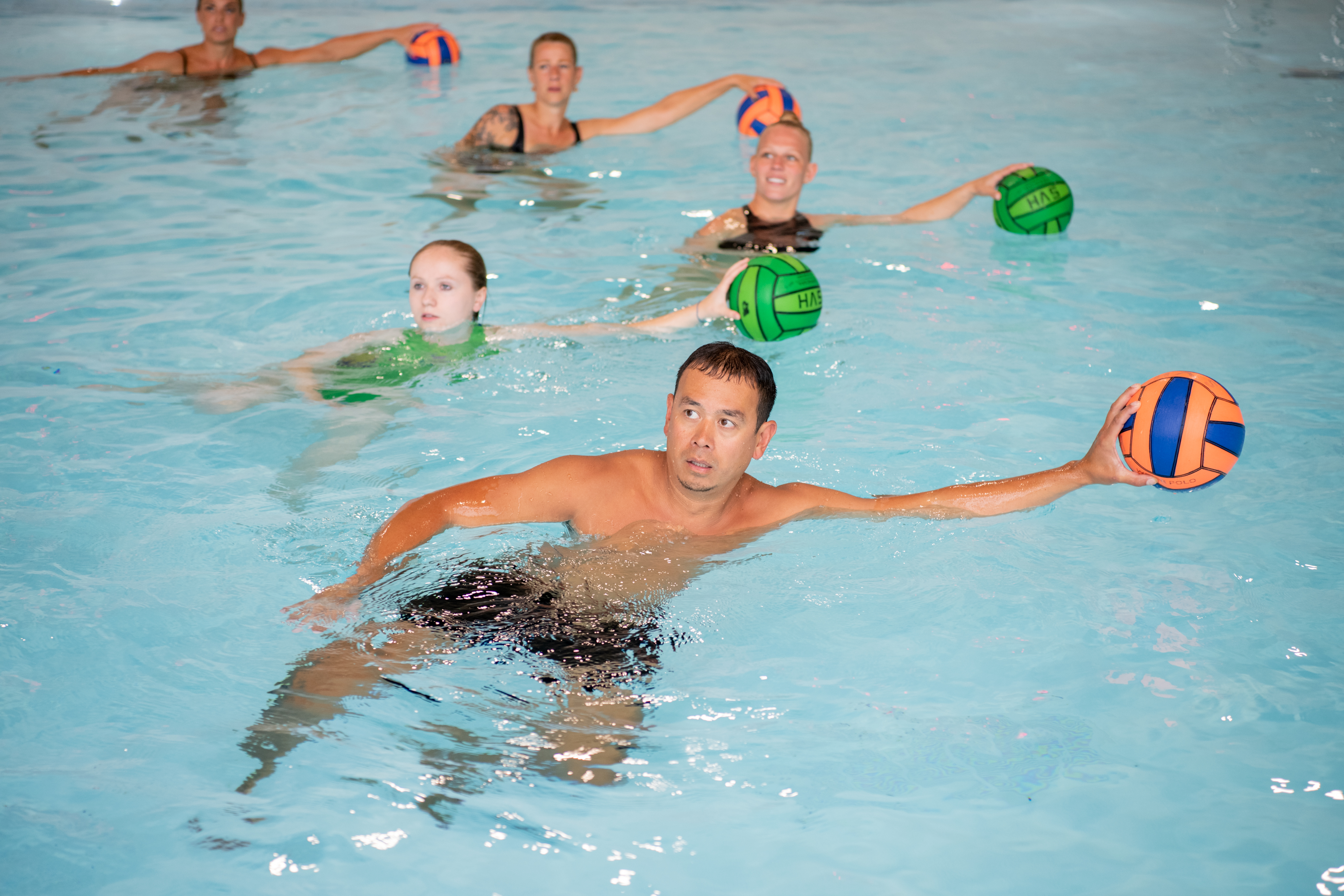Mensen doen oefening met bal tijdens Waterpolo bij Optisport