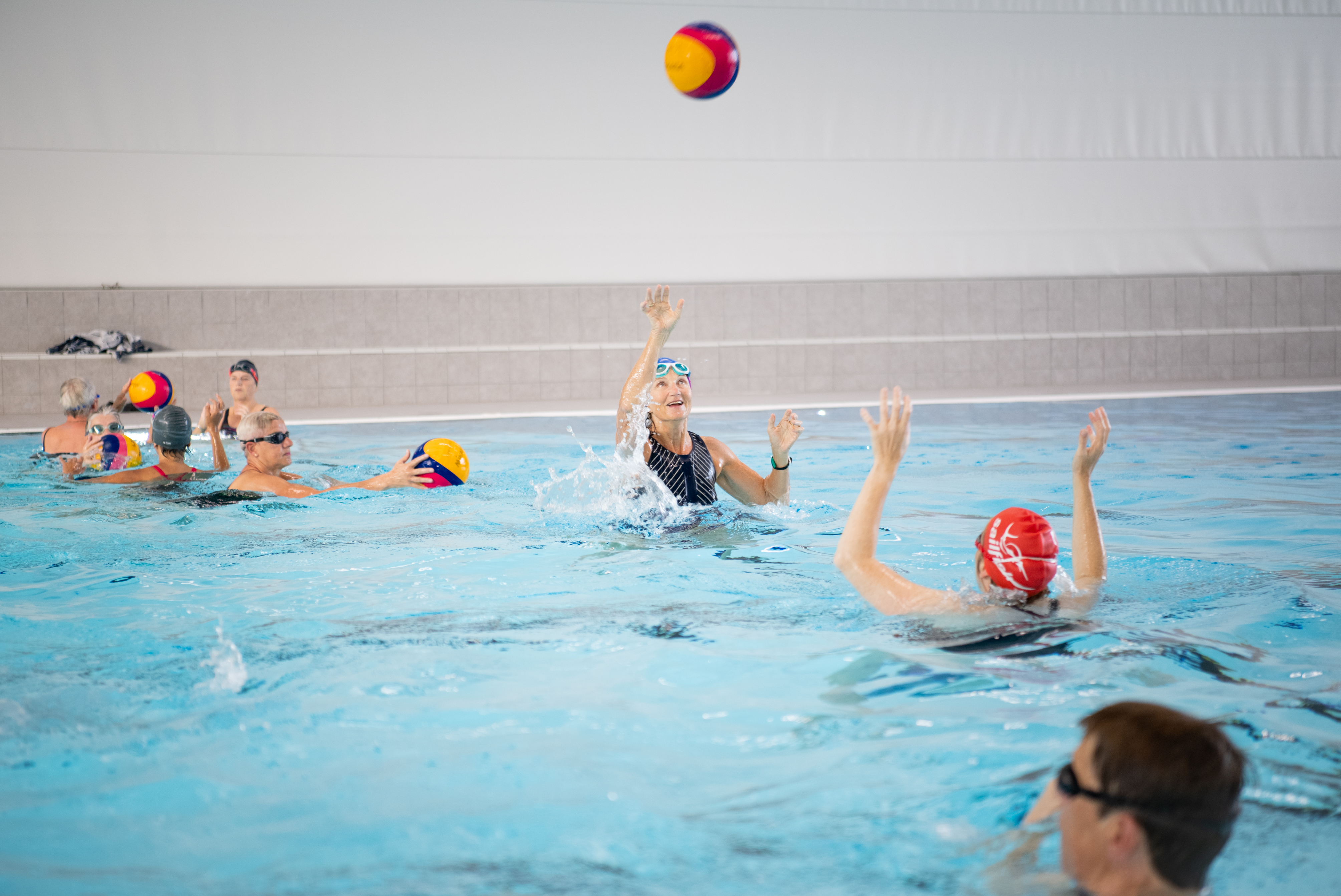 twee personen gooien bal over tijdens Waterpolo