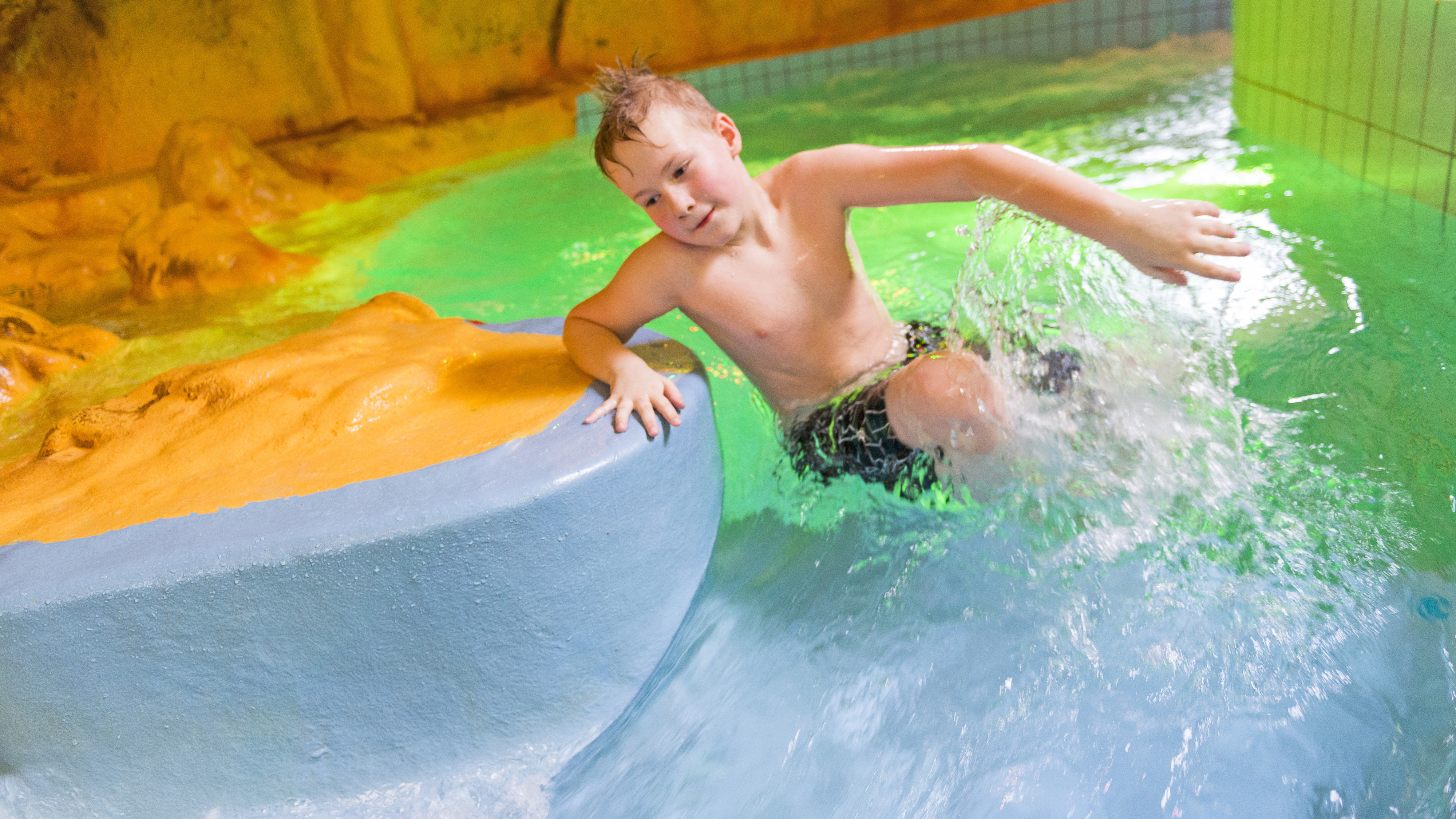 jongen in wildwaterbaan