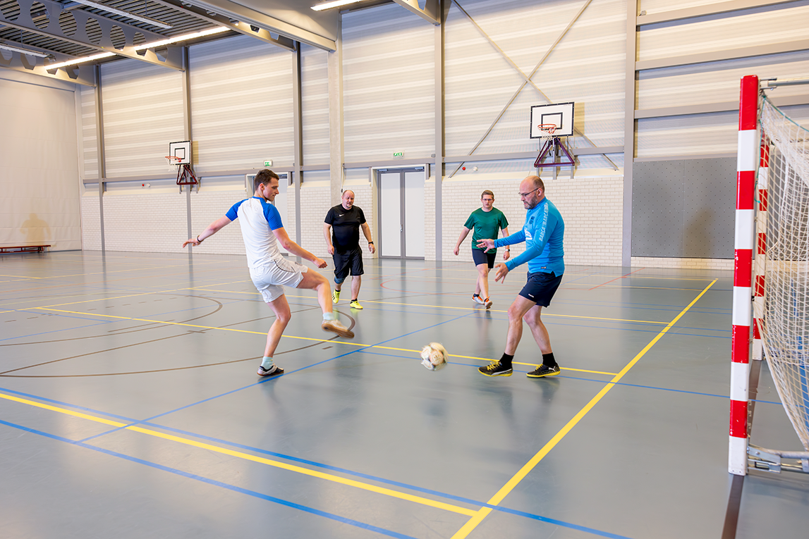 Sporthal huren bij Optisport. Multifunctionele vloer in een sporthal.