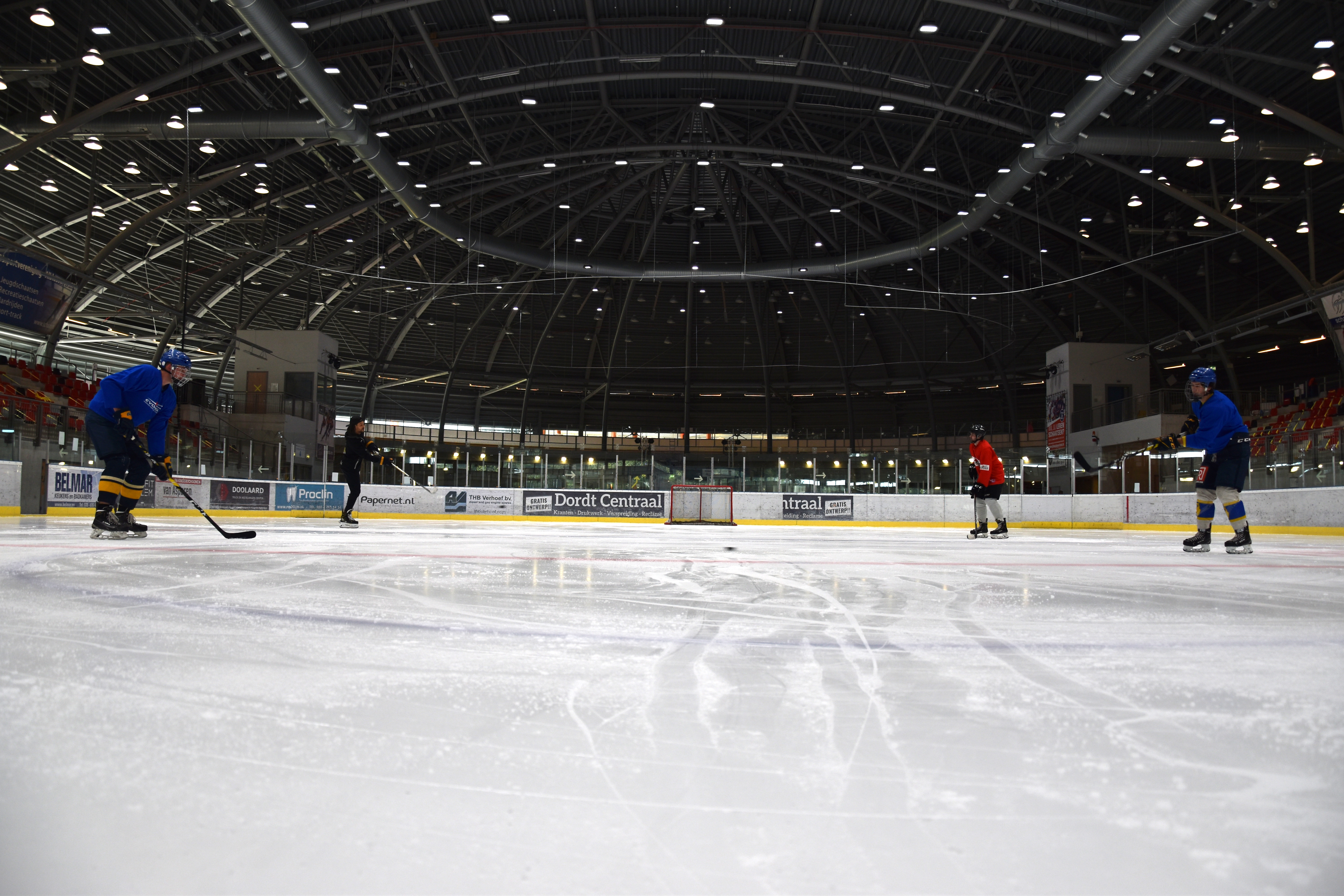 Leer ijshockey spelen bij Optisport Dordrecht. Dit is op de ijsbaan waar je kan schaatsen.