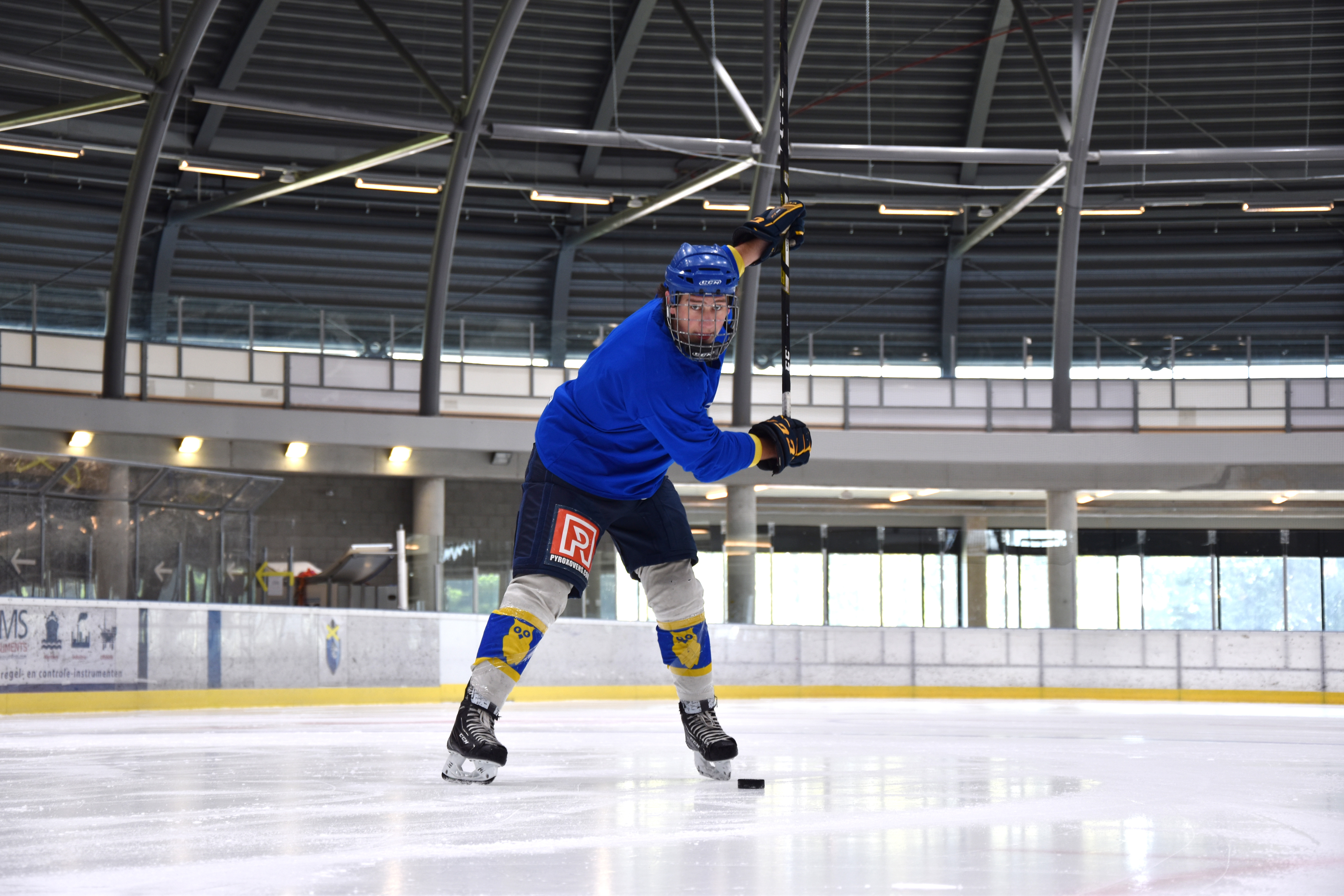 Leer ijshockey spelen bij Optisport Dordrecht. Dit is op de ijsbaan waar je kan schaatsen.