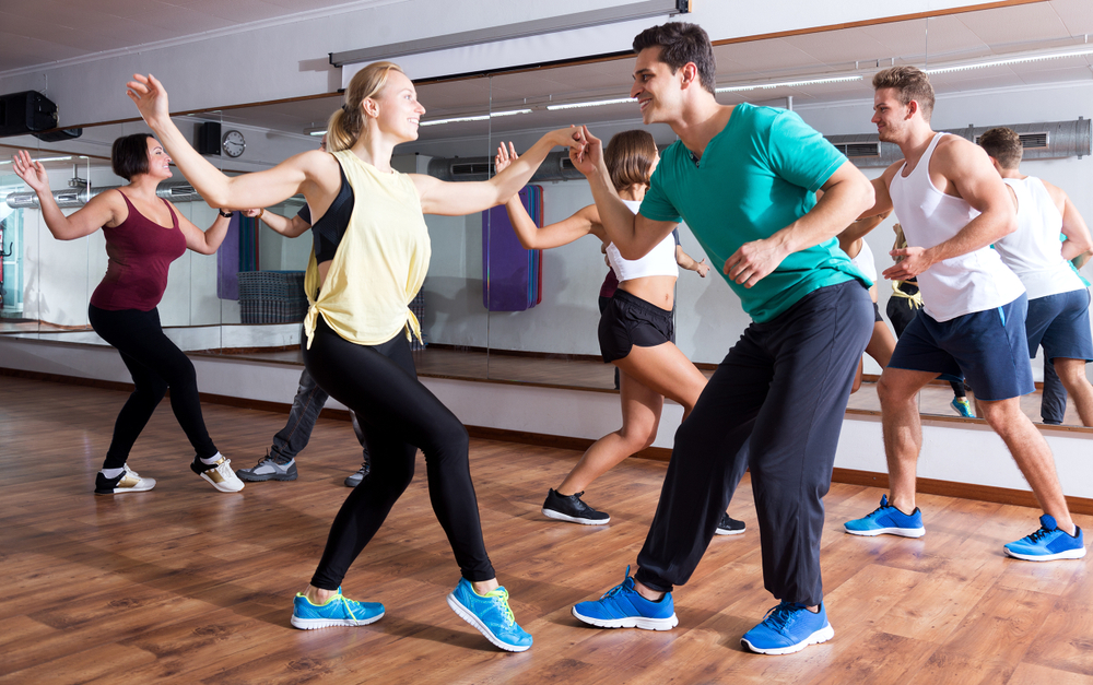 Dansen in zaal met spiegel