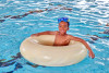 Jongeman heeft plezier in het water tijdens het vrijzwemmen in Almere