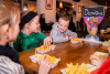 Frietjes op tafel